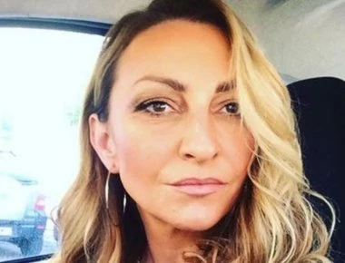 Συγκινεί η Ρούλα Ρέβη: Ζητά δημόσια συγγνώμη στον πατέρα της που έφυγε από τη ζωή το 2018